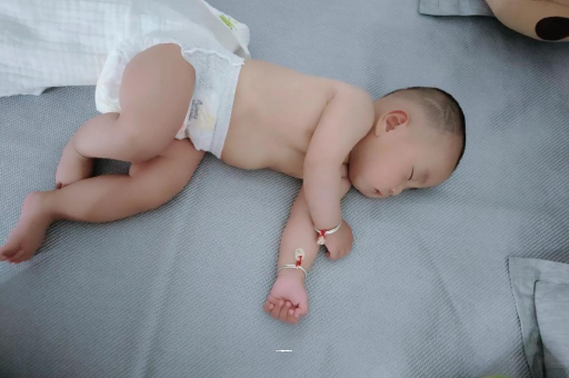 安吉没满月的宝宝
